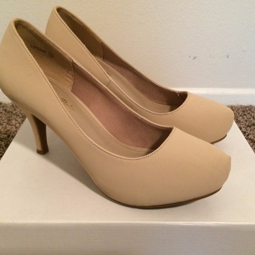 Nude closed-toed pumps